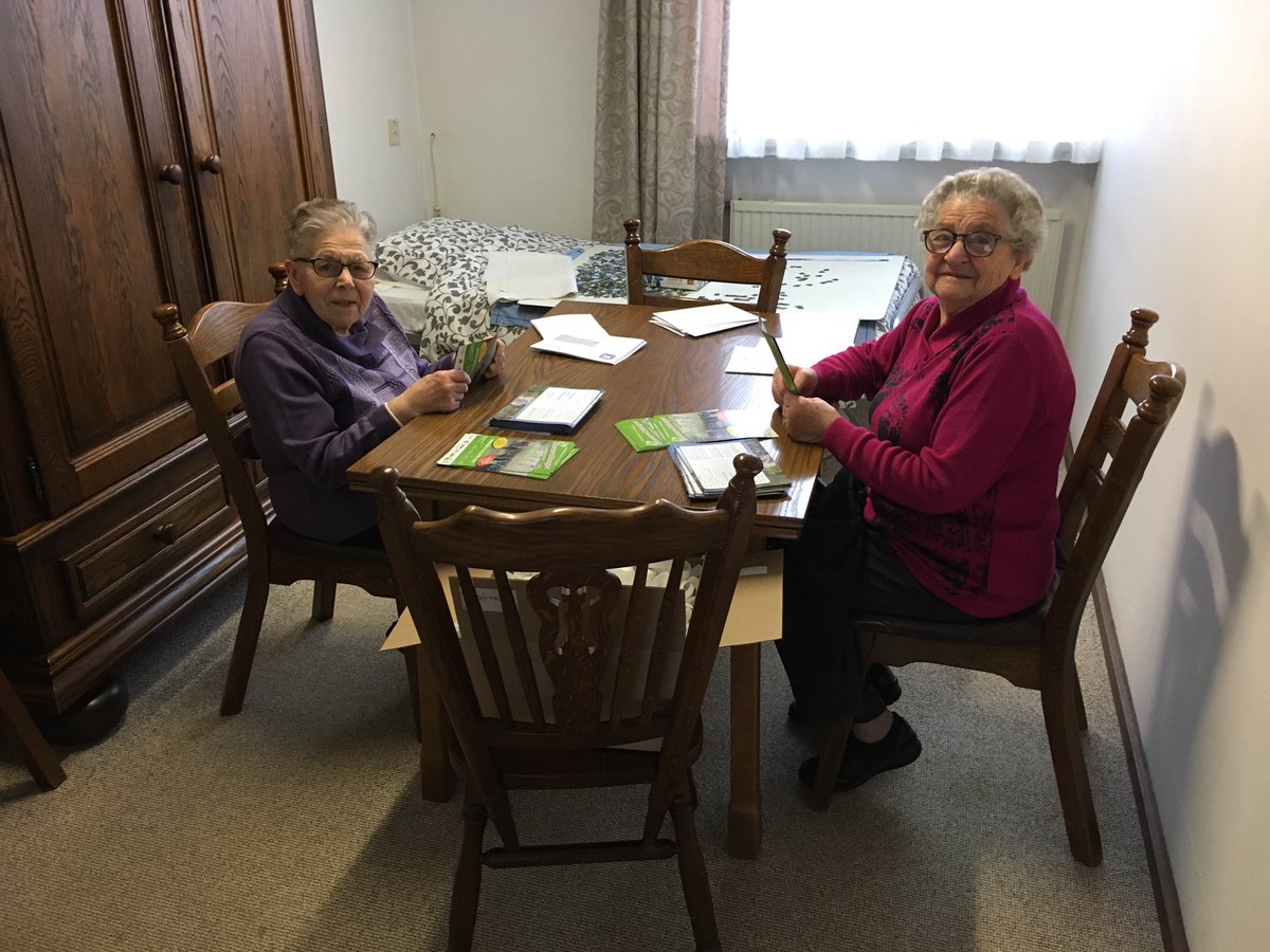 Vandaag ruim 10.000 uitnodigingen voor de 32e Heuvelland4Daagse 2019 per post verzonden Dank aan onze trouwe vrijwilligers de gezusters Madeleine en Mia samen 175 jaar jong. Ontvang je geen post , kun je je altijd digitaal inschrijven via onze site heuvelland4daagse.nl 😉