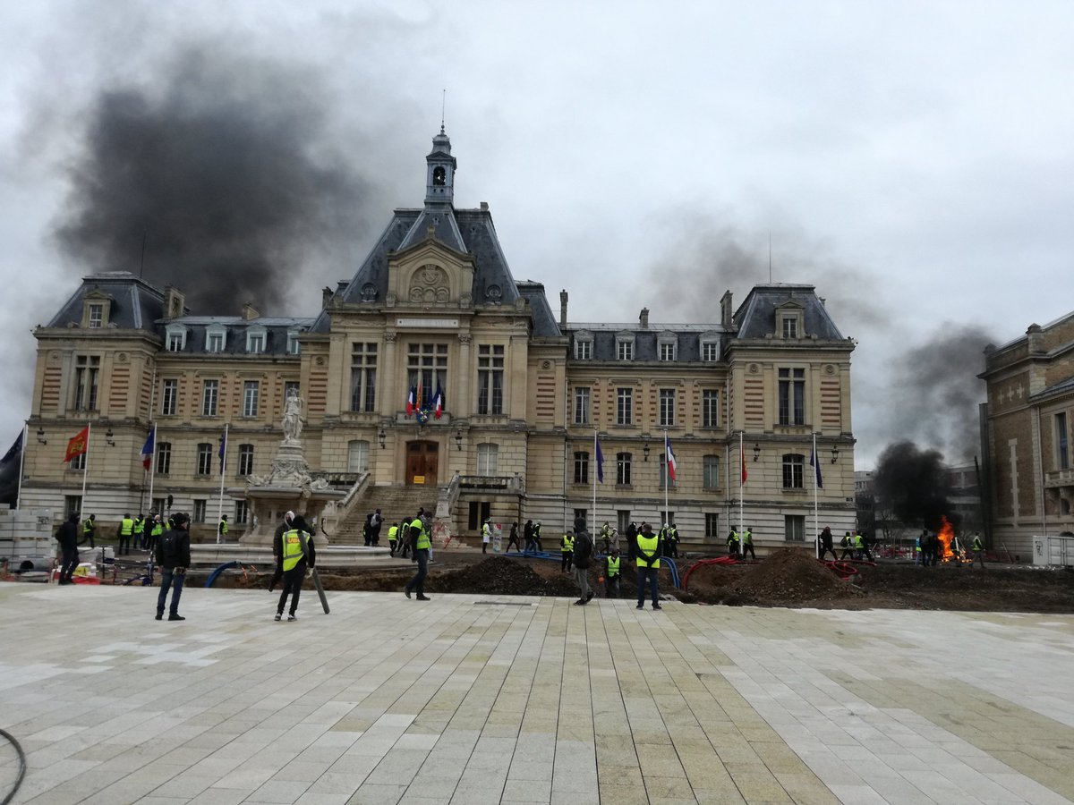 La Plume Libre Twitterissa Actexi La Mairie D Evreux Est Entre Deux Nuages Noirs L Incendie D Un Vehicule A Ete Provoque Selon Des Temoins Par Une Grenade De Desencerclement Qui Aurait Explose