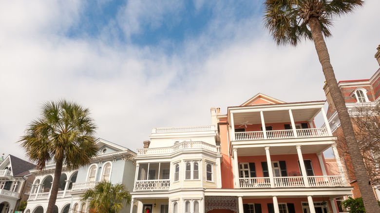 There's no denying #Charleston has a wealth of #history. We explore some of its most #historic homes. ow.ly/3zoj30nriDf