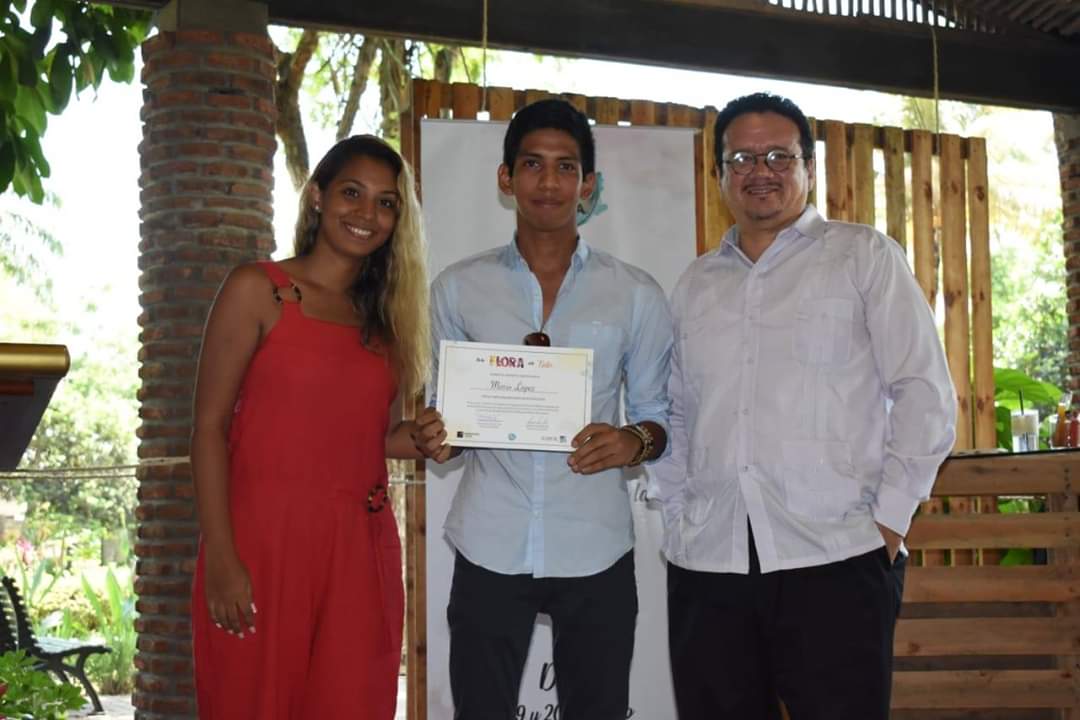 Observatoriovi5's tweet photo. Agradecemos a las autoridades PhD. Marcelo Báez Meza Decano de EDCOM-ESPOL y Msc.Andrea Pino  Tutora de la materia. A los artistas, Mario Lopez, Camila Sanmartín (alumnos) y al acuarelista Ernesto Piedra por participar en "De la Flora a la Tinta".@espol @edcom50 @Andreapinoacost https://t.co/rz8RgjJkZX