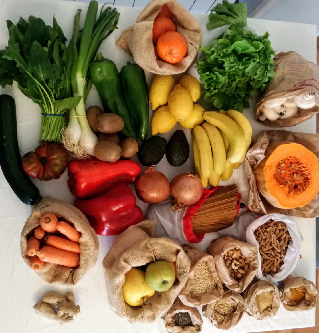 Esta es nuestra compra #Zerowaste de hoy. Ni un envase de plástico, todo comprado a granel en comercio local, y lo mejor, el precio: 40€aprox. Comer sano no es caro!! No hace falta ir al súper, ni coger el coche, normalmente cerca de casa tienes todo lo que necesitas!!
#vidasana