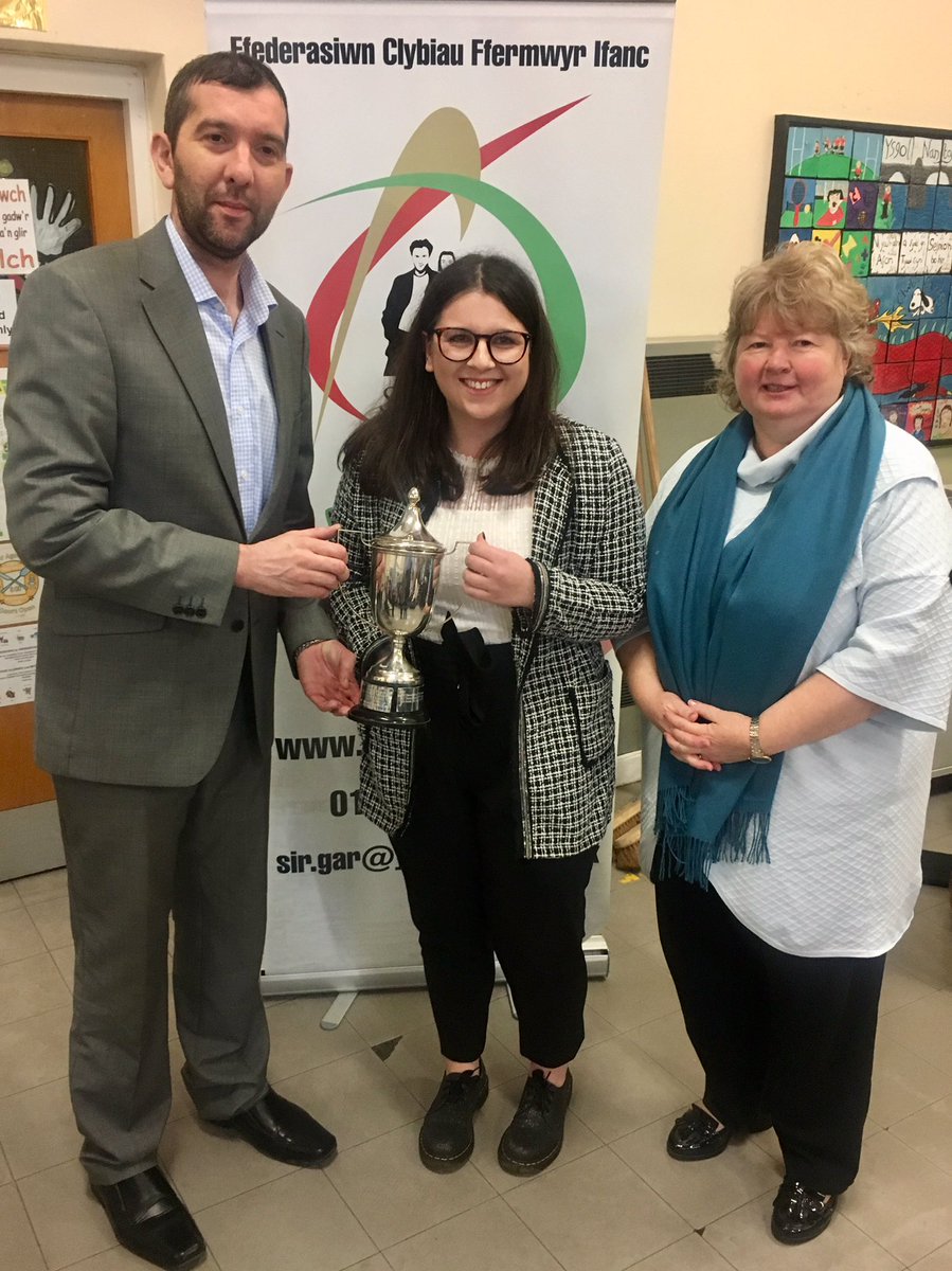 CANLYNIAD - ADRAN HŶN
1af - Dyffryn Cothi <a href="/DCYFC/">CFfI Dyffryn Cothi</a> 
2il - <a href="/CFfICapelIwan/">CFfI Capel Iwan YFC</a> 
3ydd - Llanfynydd

Cwpan am yr Unigolyn Gorau - Mared Evans, <a href="/CFfIPenybontYFC/">CFfI Penybont YFC</a> 
#siaradcyhoeddus