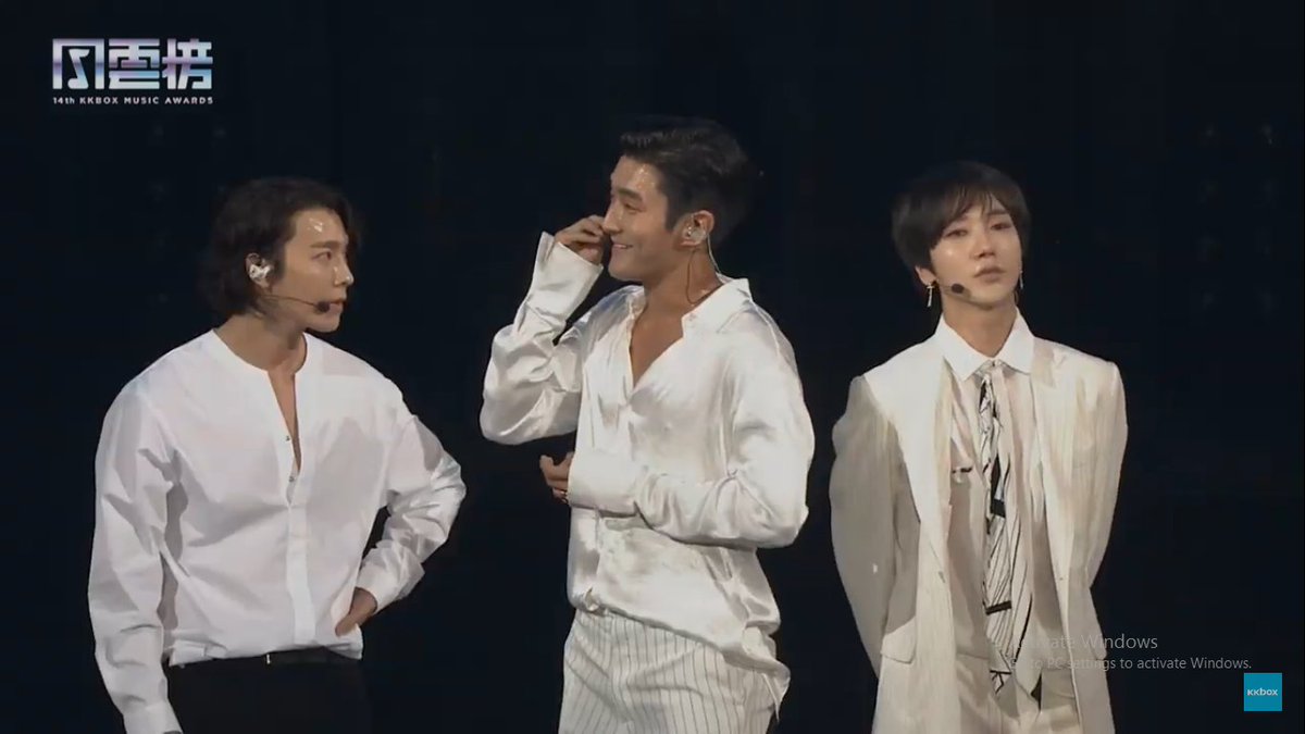 SUJUNEWS's tweet photo. 190126 KKBOX Music Awards - Ment (2)

#SuperJunior_KKBOX_ArtistOfTheYear
#SJ_KKBOX_MusicAward 
#ELFLoveOurKingSJ https://t.co/Q03xjyQub7