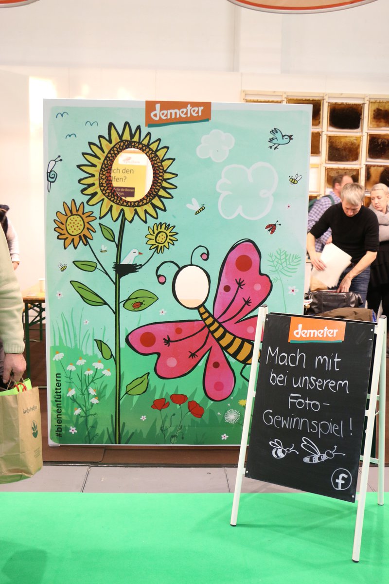 demeter_de's tweet photo. Ihr seid am Wochenende auf der #IGW? Dann besucht uns am #Demeter-Stand 208/209, Halle 1.2b. Mit Ökohof Kuhhorst, #Imkerei @summtgart, @brodowin_de, #Weingut @ZWOELBERICH & LebensWerkGemeinschaft am Sternhof #Biene #BioIGW Bei unserer Fotowand gibt's sogar was zu gewinnen. https://t.co/ruyPYXw3Ax