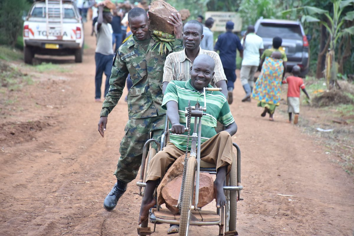 RwandaEast's tweet photo. Muri uyu muganda,Abayobozi n'Abaturage b'ingeri zose bitabiriye ku bwinshi ibikorwa byo gusana Umuhanda uhuza Umurenge wa Mahama na Mpanga bigaragara ko wangiritse. #Umuganda https://t.co/9xqpDyqSV1