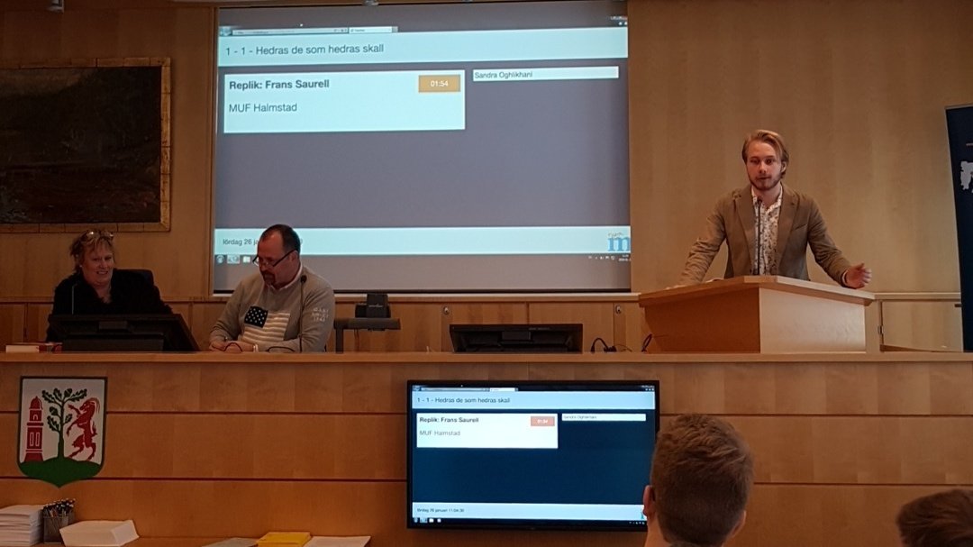 MarkusBengt's tweet photo. På MUF Hallands distriktsstämma debatteras nu om Brogatan i Halmstad ska döpas om till "Carl Bildts gata" @carlbildt 
Motion av @franssaurell
😍 #mufswe https://t.co/0Dym8YbtFf