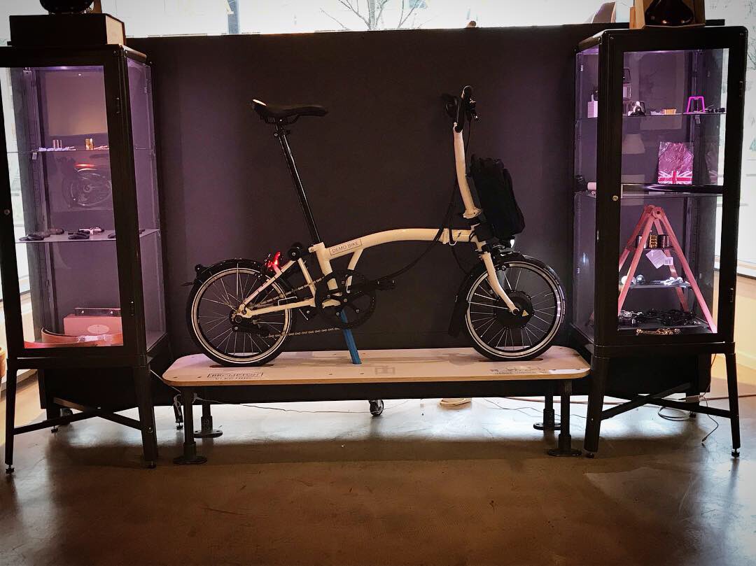 #Bromptonelectric ready for testing. ⚡️⚡️ #zwaanbikesrotterdam #bestinstorepresentation2019 

#vouwfiets #rotterdam #klimaatdoelen #nooitmeereengestolenfiets #ebike #demo <a href="/BromptonBicycle/">Brompton Bicycle</a> @VO_Rotterdam <a href="/MustSee010/">MUST SEE Rotterdam</a>