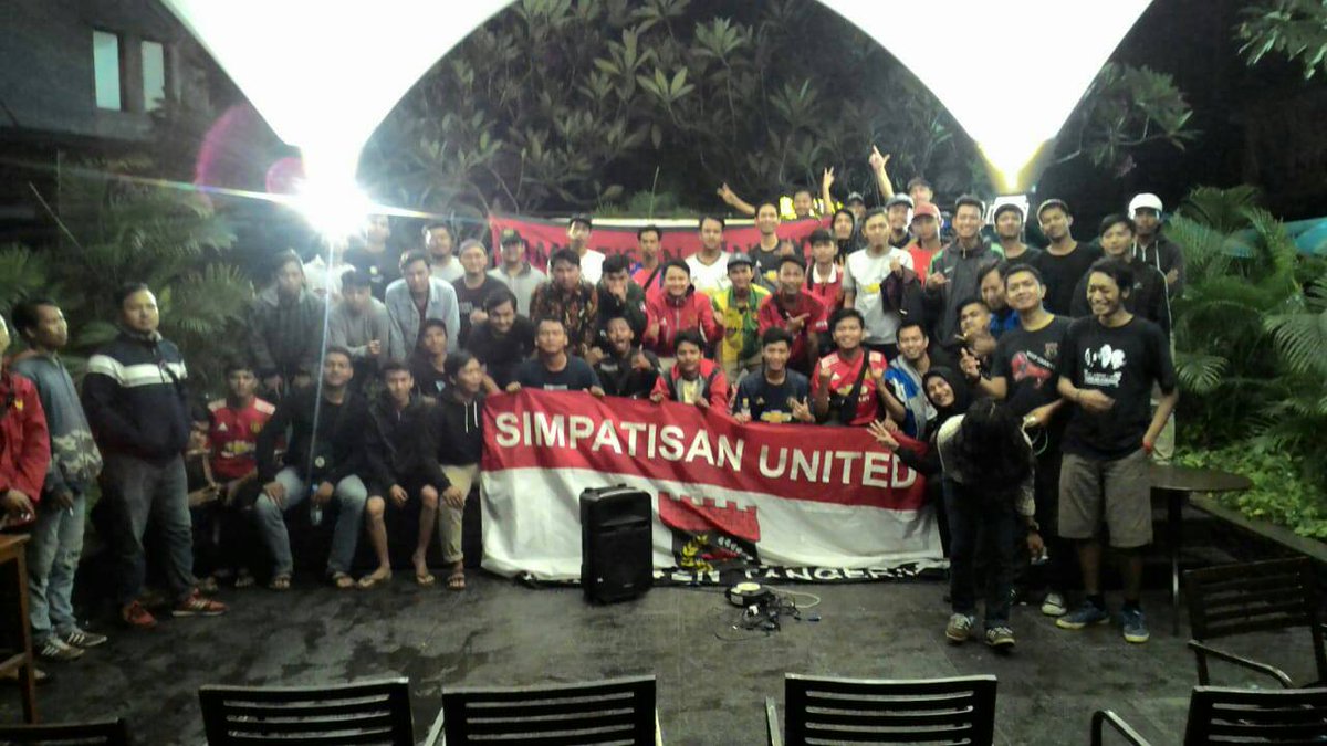 Terimakaish teman-teman di Jakarta maupun Tangerang yang semalam datang Nobar! Jaga semangat kalian baik saat menang maupun kalah ya 👊

📷 <a href="/SU_JKT/">SIMPATISANUTDJAKARTA</a> &amp; <a href="/SuTangerang/">Simpatisan United Tangerang</a> 

#MUFC #SimpatisanUnited