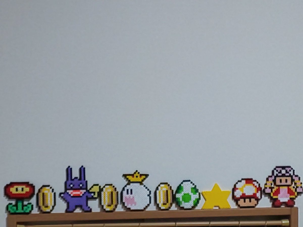 あと、コイン7個ほど作れと言われております。単純作業は楽しいなー。 トッテンとキノピコとフラワーは三姉妹作。 #マリオ#アイロンビーズ