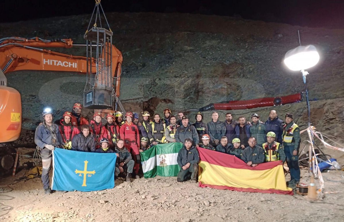Aquí están, juntos, los rescatadores, los héroes de #Totalán que han buscado a #Julen sin descanso. Los mineros, los bomberos y los guardias civiles. #Asturias #Andalucía y #España diariosur.es/axarquia/direc…