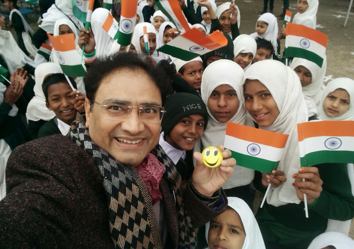 vJoshiSmiley's tweet photo. आज 26Jan2019 को "गणतंत्र दिवस" के शानदार जश्न में हमारी #SmileyLive😊 शामिल हुई : #विभांशुजोशी भोपाल : #AUSchool #HappinessForAll #SabkaSathSabkaVikas @PMOIndia @narendramodi @CMMadhyaPradesh @MinistryWCD @vinay1011 https://t.co/XOok6GGDf1