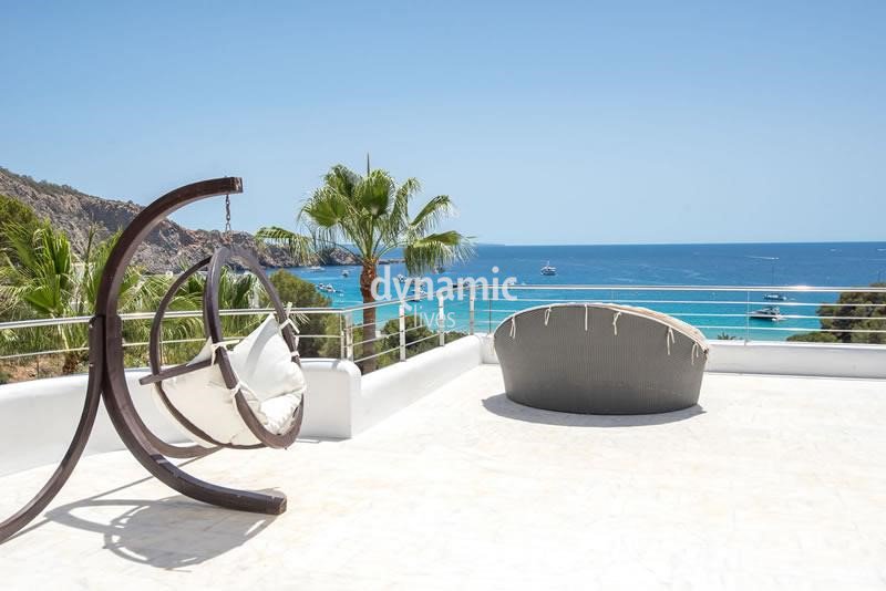 DynamicLives's tweet photo. Grand, beautiful and majestic. Beach Villa is every bit as incredible as it looks. Soak up the sun by the pool or on a sun terrace, overlooking Cala Jondal. It’s the perfect place to spend #spring on #Ibiza. 
Available in April: https://t.co/DNuArCVgQI https://t.co/9a2jtCeYIV