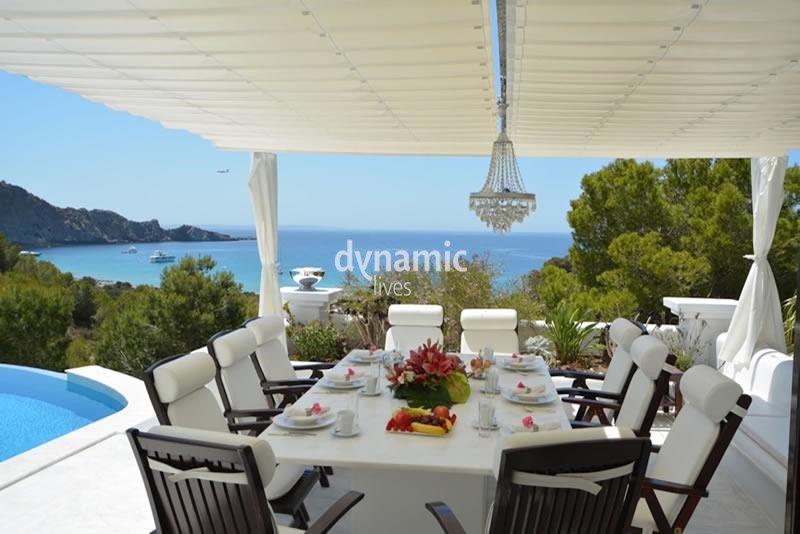 Grand, beautiful and majestic. Beach Villa is every bit as incredible as it looks. Soak up the sun by the pool or on a sun terrace, overlooking Cala Jondal. It’s the perfect place to spend #spring on #Ibiza. 
Available in April: ow.ly/5QHc30nnF3i