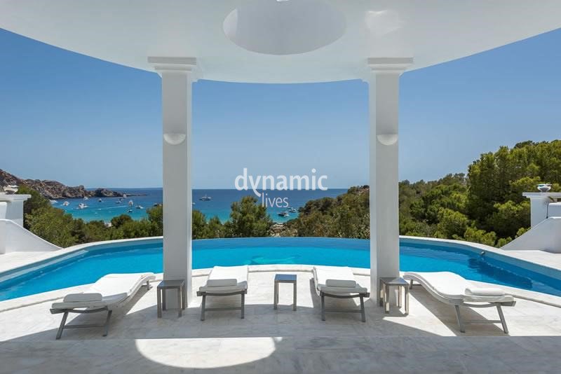 DynamicLives's tweet photo. Grand, beautiful and majestic. Beach Villa is every bit as incredible as it looks. Soak up the sun by the pool or on a sun terrace, overlooking Cala Jondal. It’s the perfect place to spend #spring on #Ibiza. 
Available in April: https://t.co/DNuArCVgQI https://t.co/9a2jtCeYIV