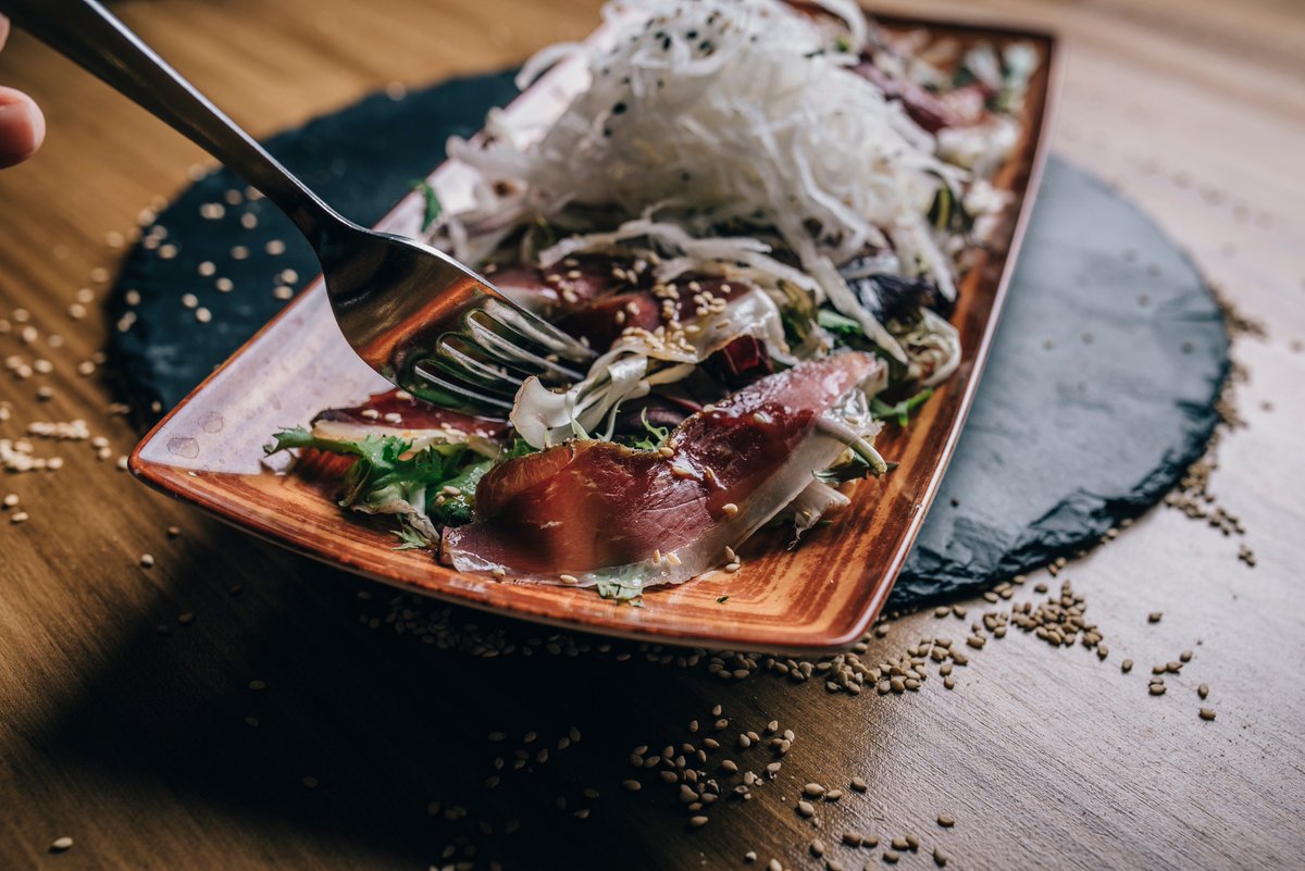 Ensalada de magret de pato a la sal con vinagreta de naranja y sésamo. 🥙 #celiacos #singluten #restauranteceliaco #restaurantesingluten #restaurantesbarcelona #comidasingluten #libredegluten #glutenfree #sensegluten #glutenfreefood #celiacosfelices #singlutenporfavor #nogluten