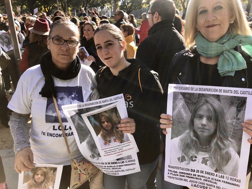 QSDglobal's tweet photo. Familias de personas desaparecidas #PacoMolina #JosueMonje #FrancisCadenas #LoloRios acompañan hoy a la familia de  #MartadelCastillo en la manifestación #Sevilla #DiezAñosSinMarta https://t.co/KohZ5EKSMB