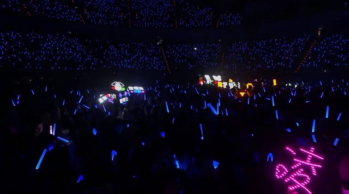 xhyukhae's tweet photo. I only see blue lights and I'm about to cry! Thanks C-ELF!! I'm so proud of you and your hard work for left our boys always on the top! @SJofficial #SJ_KKBOX_MusicAward https://t.co/t66mCx6AUr