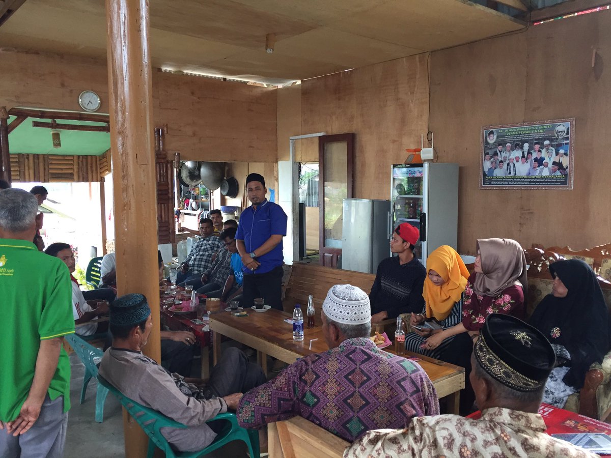 TeukuFazil_M's tweet photo. Selesai Ashar.. Hari ini.. kami sosialisasi Gerakan Memilih Kautsar di kec. Muara satu Kota Lhokseumawe. #gerakanmemilihkautsar #dapilaceh2 #kautsar #fordprri
#lhokseumawesiap https://t.co/1mxjSo93we