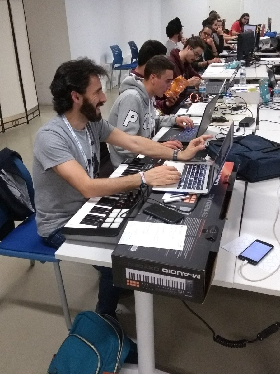 IN_Loyola's tweet photo. Y seguimos con nuestros mentores en acción @fjcuadrado profe de #comuniación de @LoyolaAnd ya es un veterano del a #GGJSevilla y están participando como mentor de música por 3ª vez. @LoyolaCultura @GGJSevillaRes https://t.co/6odnrvCTU2