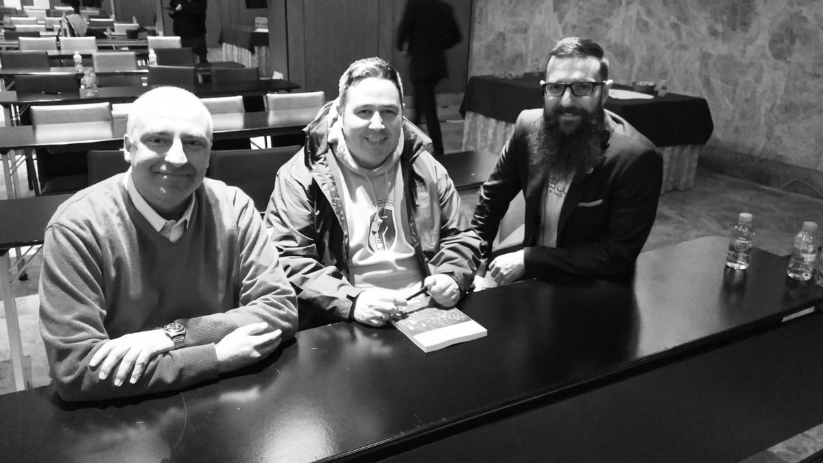 eth3rup's tweet image. Enorme satisfacción al dedicar a mis amigos y compañeros mi libro "Cómo protegerse de los peligros en Internet" @0xWORD en el marco incomparable de #sh3llCON19 Gracias por la confianza!