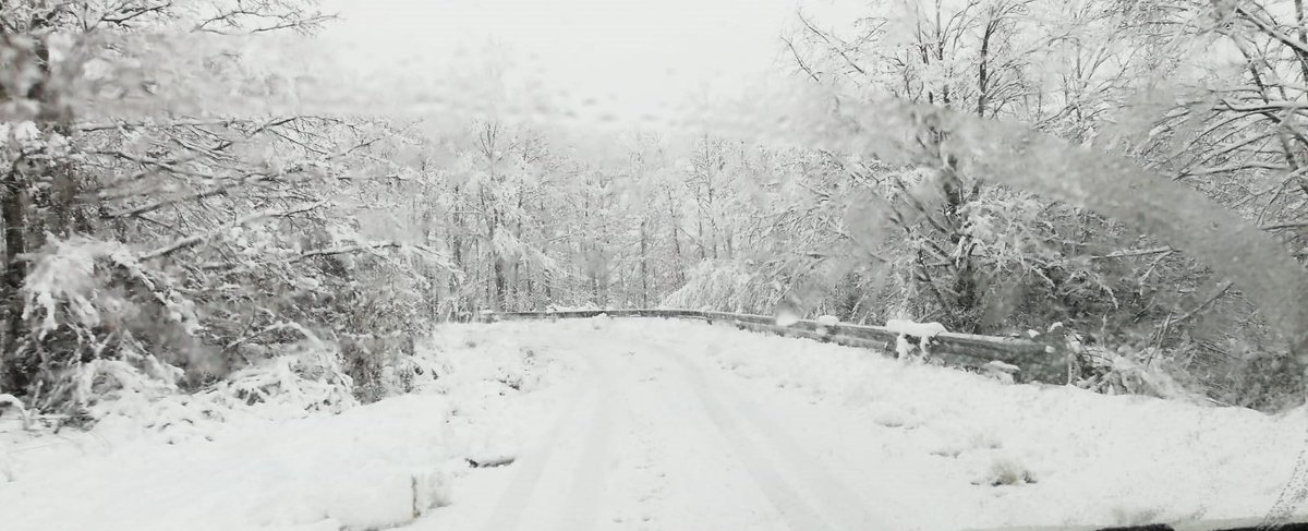 edistribuzione's tweet image. 🔴 Aggiornamento per intensa nevicata in Basilicata. Oltre 350 risorse sono in campo per ripristinare il servizio dopo l'ondata di maltempo che ha colpito la provincia di Potenza causando anche danni alla rete elettrica. Segui tutti gli approfondimenti 👉 bddy.me/2RhYGHh