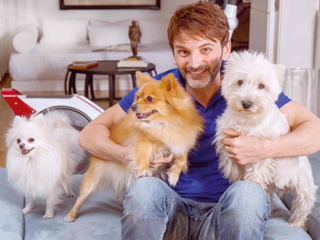 ¿#SabíasQue @fertejerom tiene 3 perritas? Se llaman: Pepa, Lía y Lúa. Estas se llevan perfectamente entre ellas y tienen el amor incondicional de Fernando, que se preocupa para que siempre estén felices.
Y tú, ¿les das mucho amor a tus #bichos? Cuéntanos! 🐶🐶