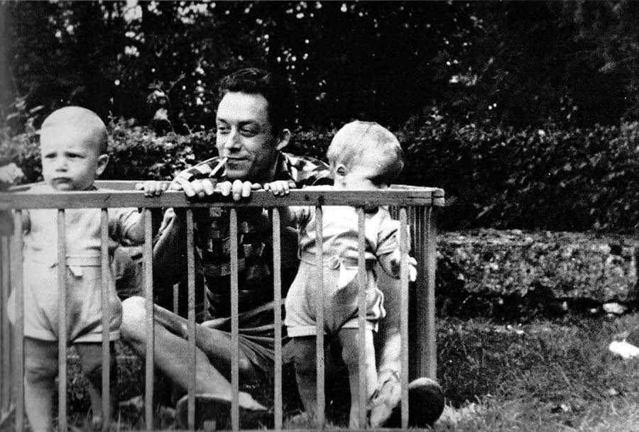 “Çocuklara işkence yapılan bu dünyayı sevmeyi, ölünceye kadar reddedeceğim.”
- Albert Camus