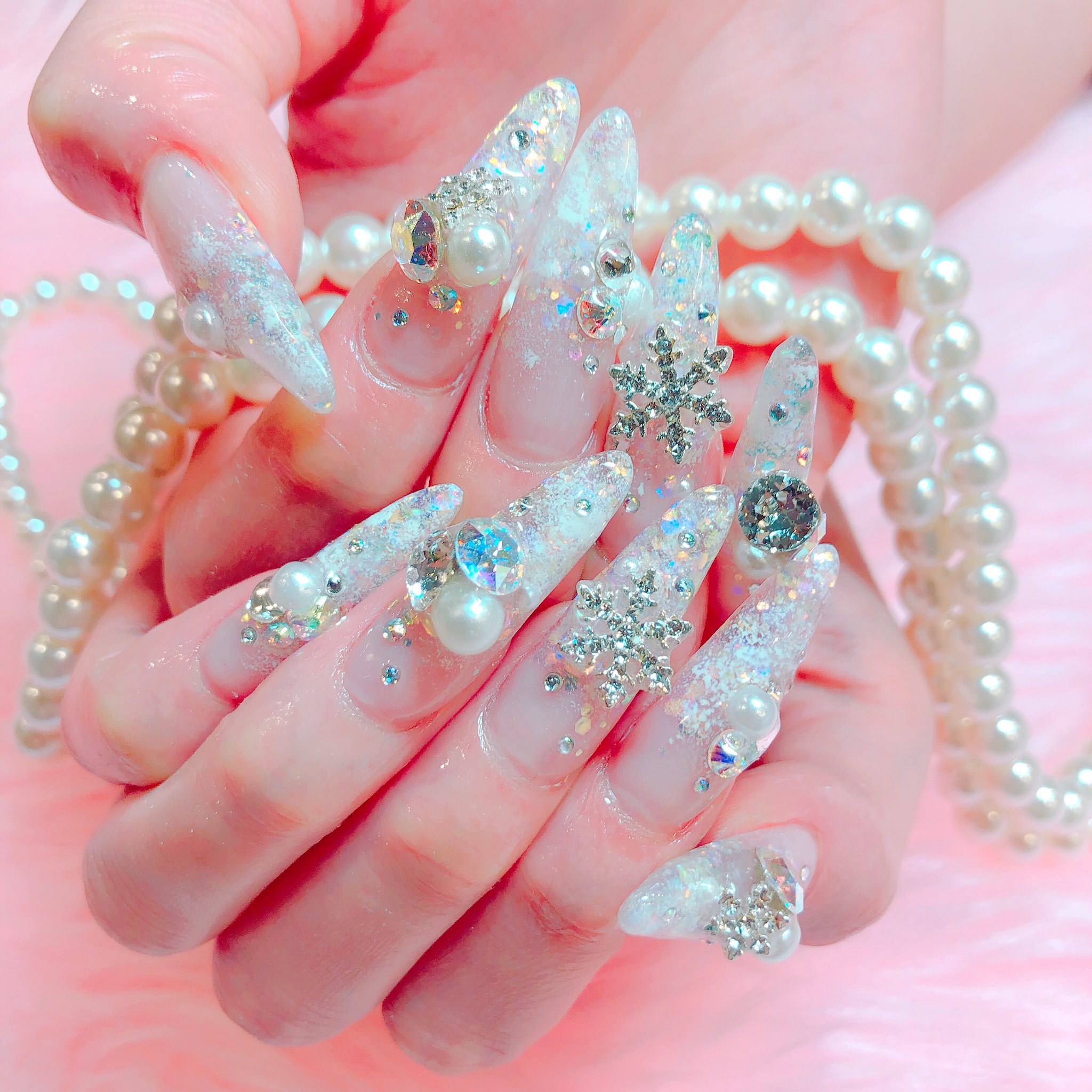 Raviy ラビィ ロングネイルのご紹介 クリアのラメと白でキラキラグラデーションに 雪の結晶パーツを乗せて 冬ネイルにしました ˆᴗˆ スカルプ180分やり放題コースに有料パーツ追加です 新宿店 中澤 T Co R3lrfg0khr Twitter