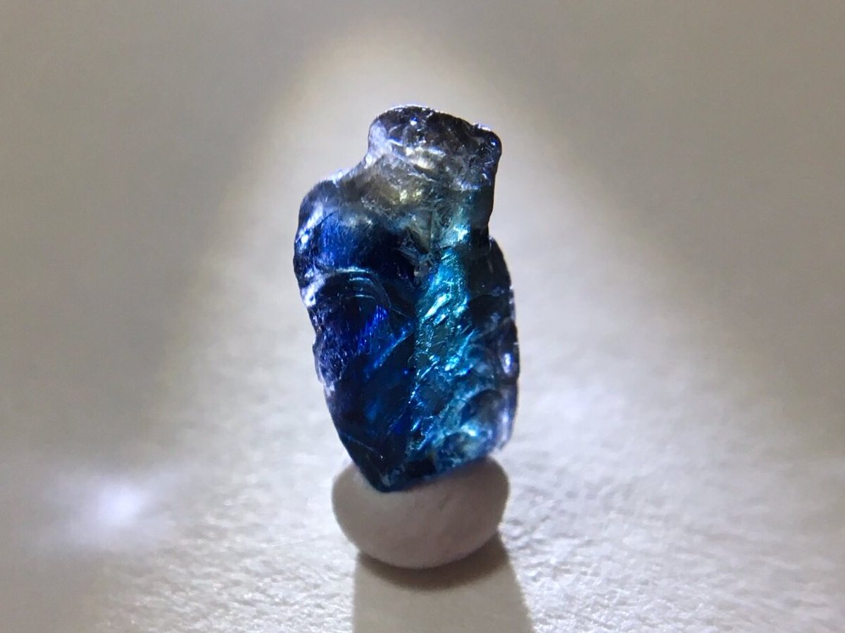 Iru 石垢 ケニアはガルバトゥラのコランダム 孔雀の羽色のサファイア 見る角度によって色が変わる多色性が目に楽しい一粒 光にかざしてくるくる回すと青 翠 ちょっとだけ 黄色の3色が織りなす不思議な色の世界が広がります 18年の池袋でお迎え