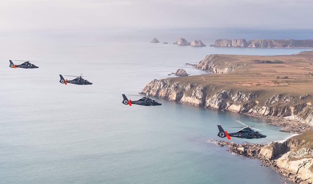 Beautiful pod of dolphins over Brittany - gorgeous pictures via @MarineNationale facebook.com/marinenational… || @AirbusHeli #avgeeks #rotorgeeks #Dauphin @amiralPrazuck @BrunoEven