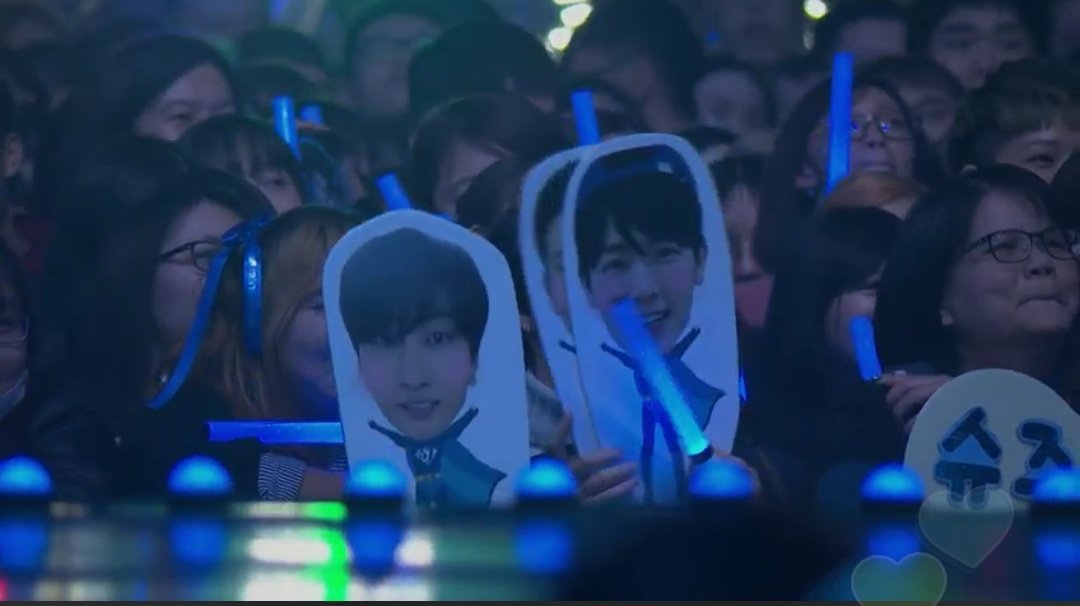 pyeehae's tweet photo. MC : who's this? Oh this one is Dong Hai (Donghae). Why there's no shindong? 😂

#SJ_KKBOX_MusicAward
#SuperJunior_KKBOX_ArtistOfTheYear https://t.co/6ZWMRBRqnM