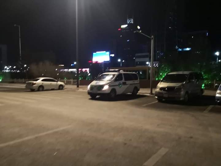 Эхэлж өлсгөлөн зарласан 8 иргэдийг клизм тавиулахаар эмнэлэгрүү авч явлаа. Өнөөдөр мөн өлсгөлөн зарлах иргэд нэмэгдэж байна. М.Энхболд одоо болноо.