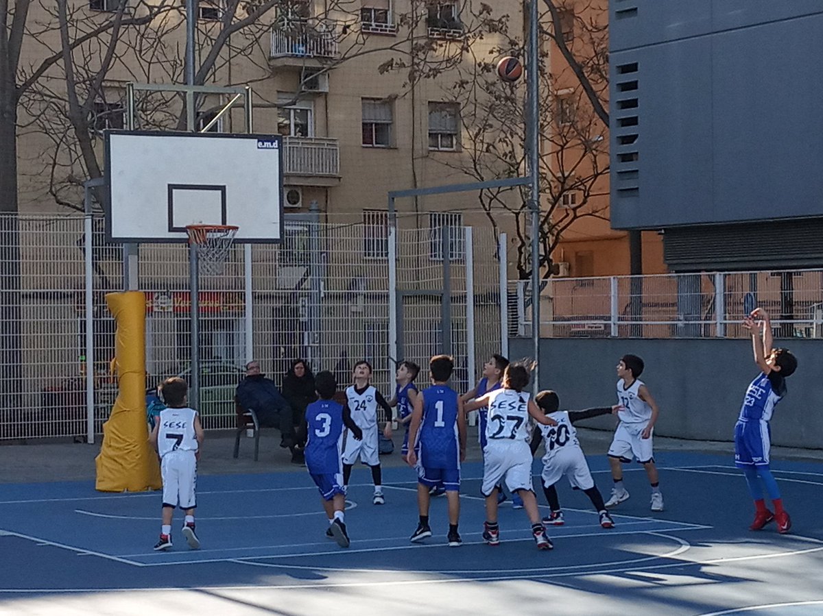 XaviValverdeLH's tweet photo. Bon matí de bàsquet amb molt treball defensiu i bona intensitat. Concentració per posar en pràctica el que s'entrena. Un passet més en el seu aprenentatge!!! 🏀⛹️#PMM1 https://t.co/2v53FNeg3W