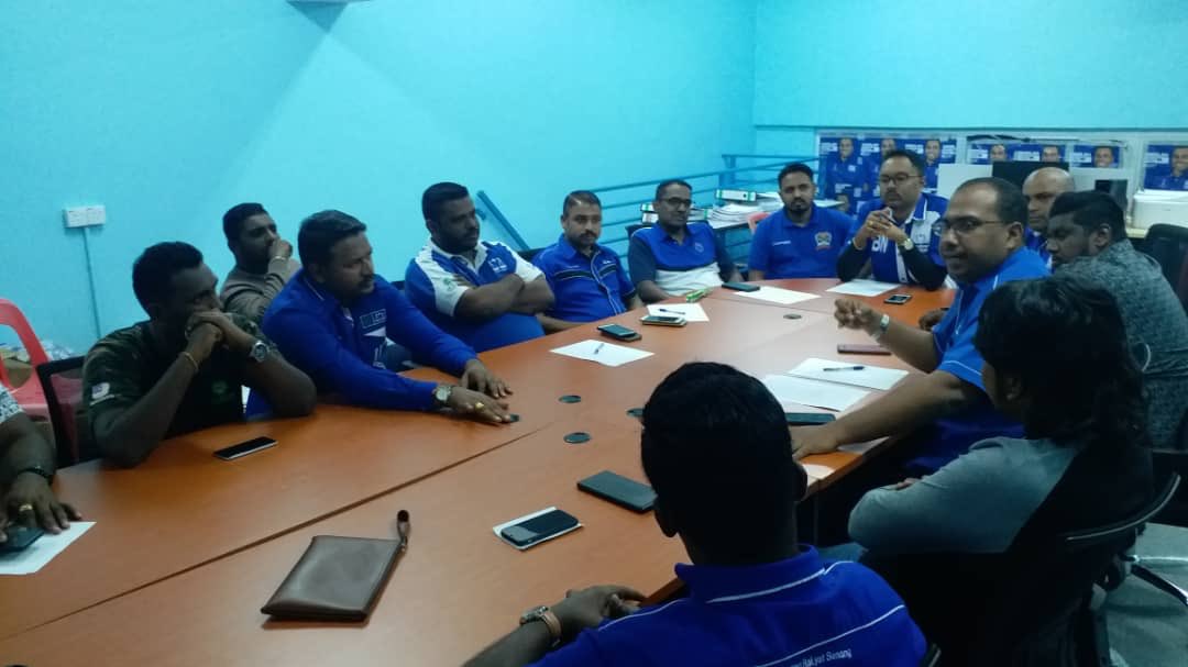 thinalan's tweet photo. Mesyuarat Pemuda Mic Kebangsaan di Pusat Khidmat Cameron Highlands mengenai persiapan terakhir Hari pembuangan Undi esok #PRKCameronHighland @tokmatn9 @drasyrafwajdi @PPUMOnline @ppunithanz @SubashCBose6 @Arv1ndK @srimurugan3004 @barisanasional @BNYVMY https://t.co/lvL47auoWB