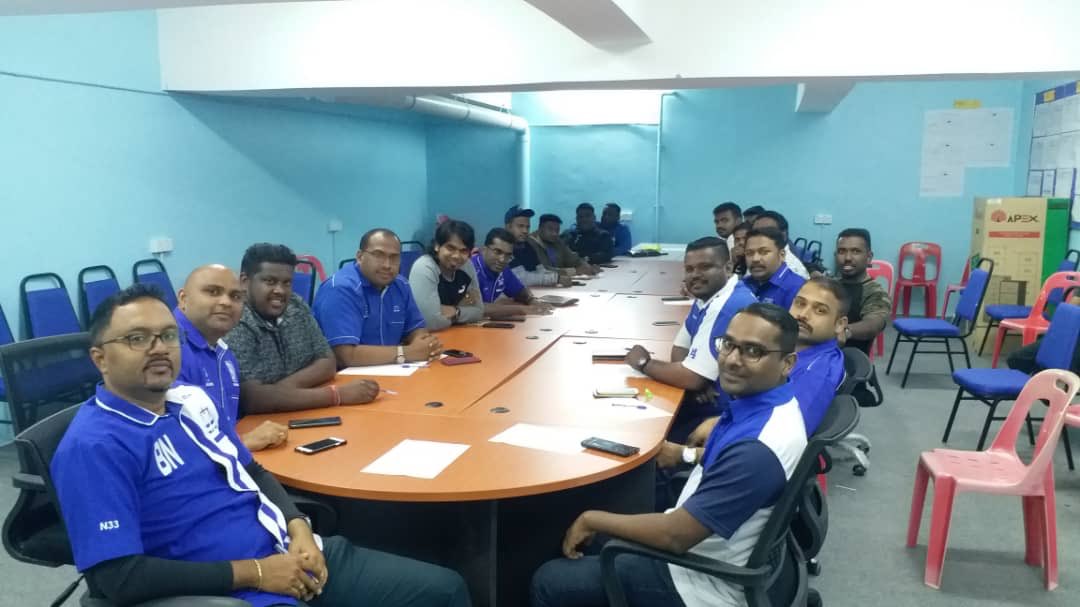 thinalan's tweet photo. Mesyuarat Pemuda Mic Kebangsaan di Pusat Khidmat Cameron Highlands mengenai persiapan terakhir Hari pembuangan Undi esok #PRKCameronHighland @tokmatn9 @drasyrafwajdi @PPUMOnline @ppunithanz @SubashCBose6 @Arv1ndK @srimurugan3004 @barisanasional @BNYVMY https://t.co/lvL47auoWB