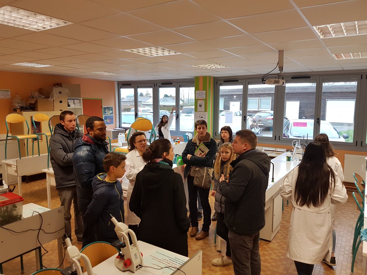 l_oriette's tweet photo. De nombreuses familles présentent aux portes ouvertes du collège de @l_oriette avec la présentation de nos disciplines et des options. Voyages, @CadetsSecCivCos , la robotique... @bleumayenne @OuestFrance53 @CDLM53 @acnantes @EducationFrance https://t.co/R2ftsASz0z