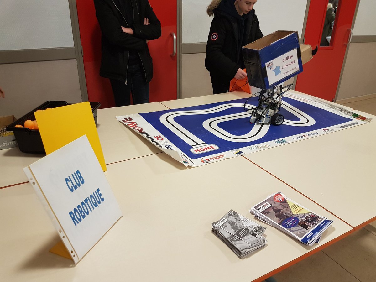 l_oriette's tweet photo. De nombreuses familles présentent aux portes ouvertes du collège de @l_oriette avec la présentation de nos disciplines et des options. Voyages, @CadetsSecCivCos , la robotique... @bleumayenne @OuestFrance53 @CDLM53 @acnantes @EducationFrance https://t.co/R2ftsASz0z