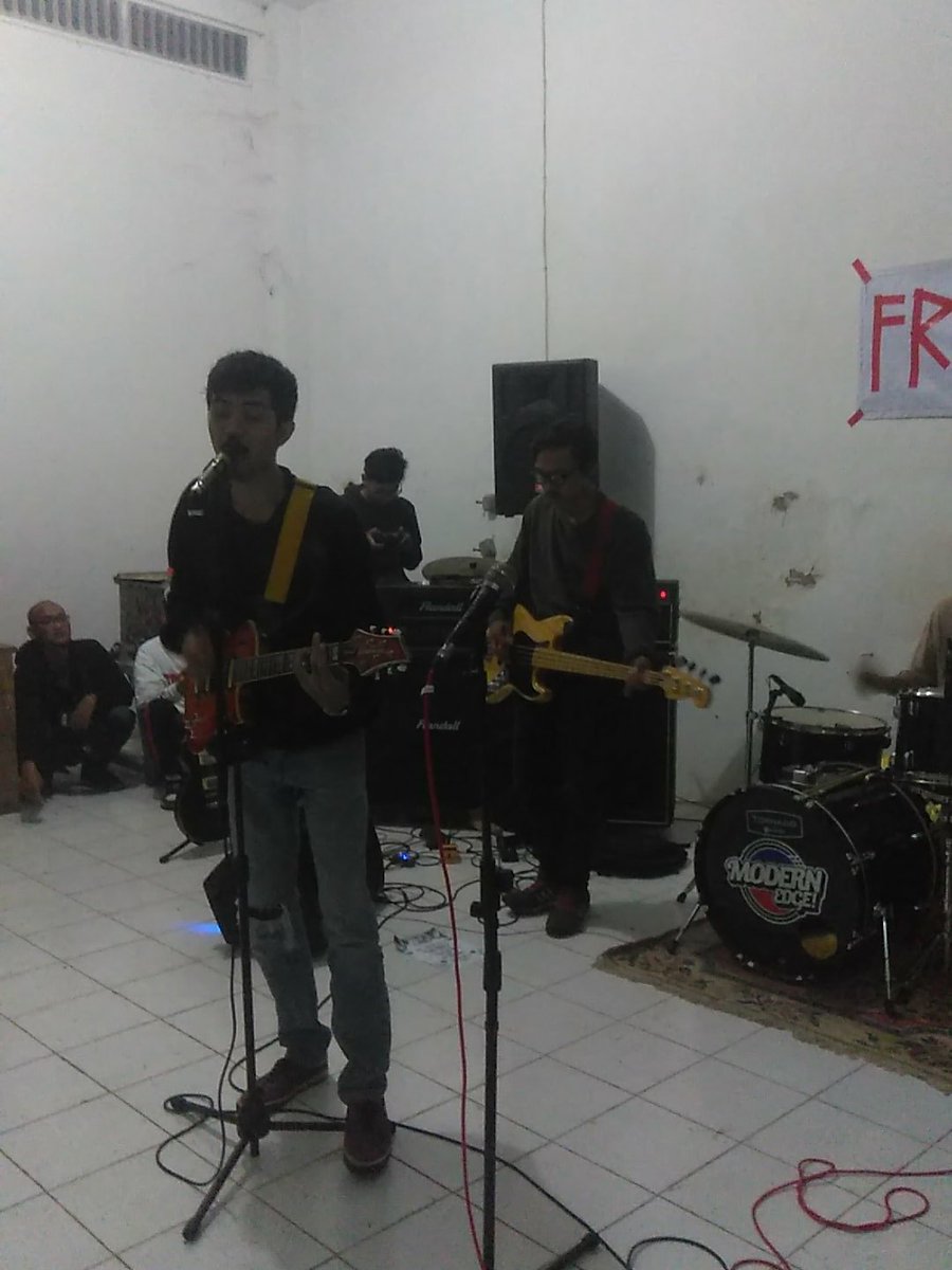 live at @akshararasa batu 
Friendsfest #1