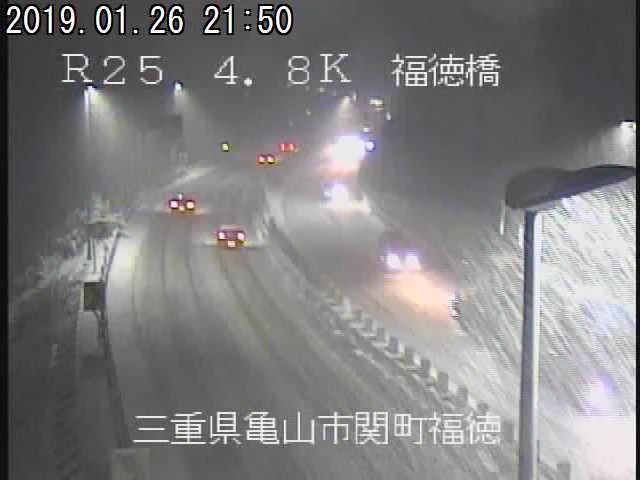 名阪国道の道が雪で真っ白に...!