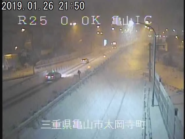 名阪国道の道が雪で真っ白に...!