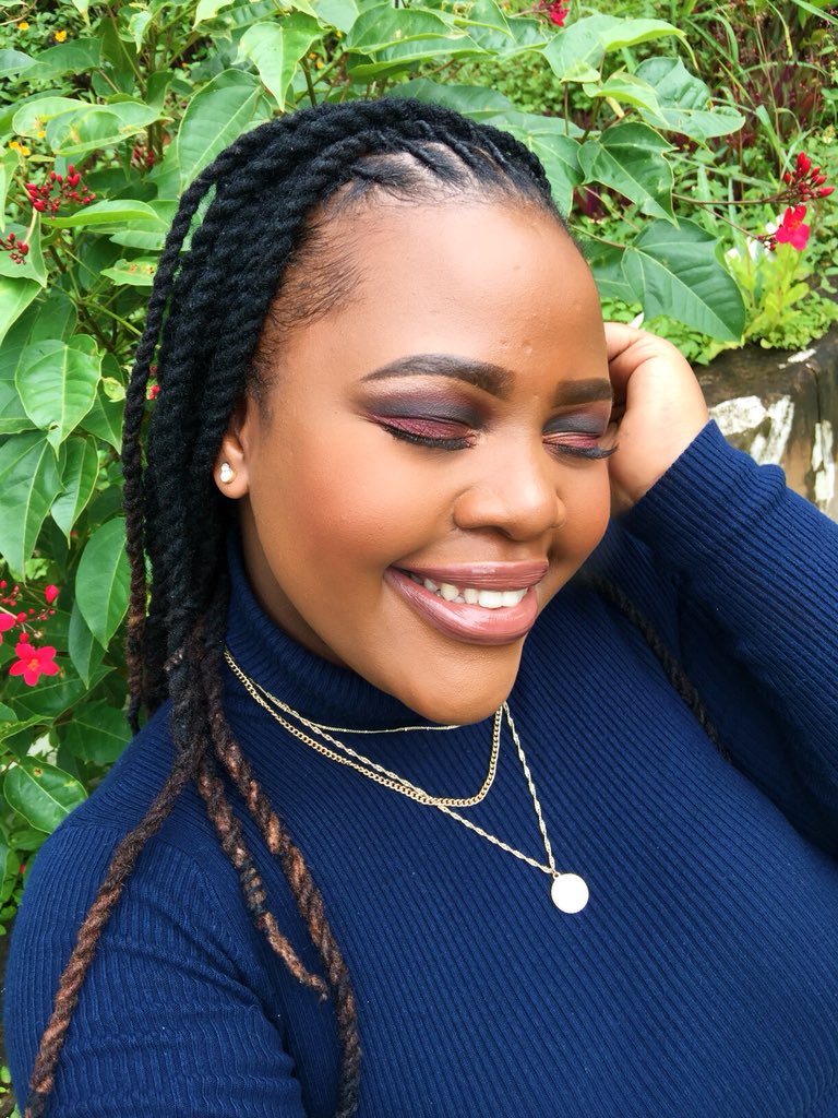 cnehshuga's tweet image. Couldn’t choose which one I like the most 🌚🌻