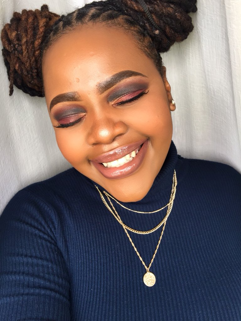 cnehshuga's tweet image. Couldn’t choose which one I like the most 🌚🌻