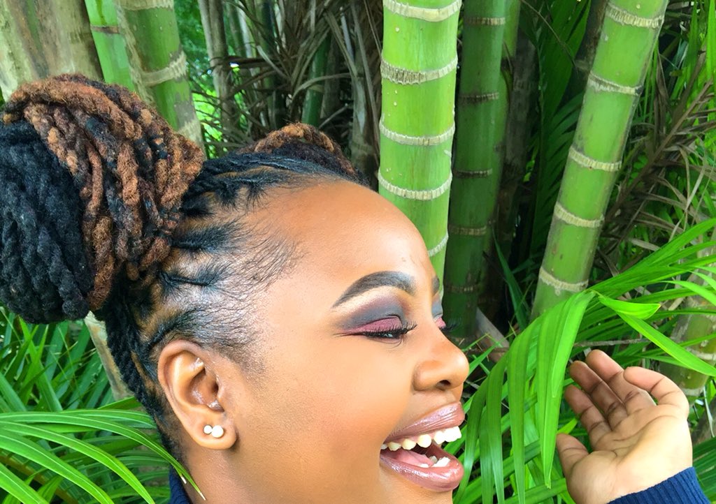 cnehshuga's tweet image. Couldn’t choose which one I like the most 🌚🌻