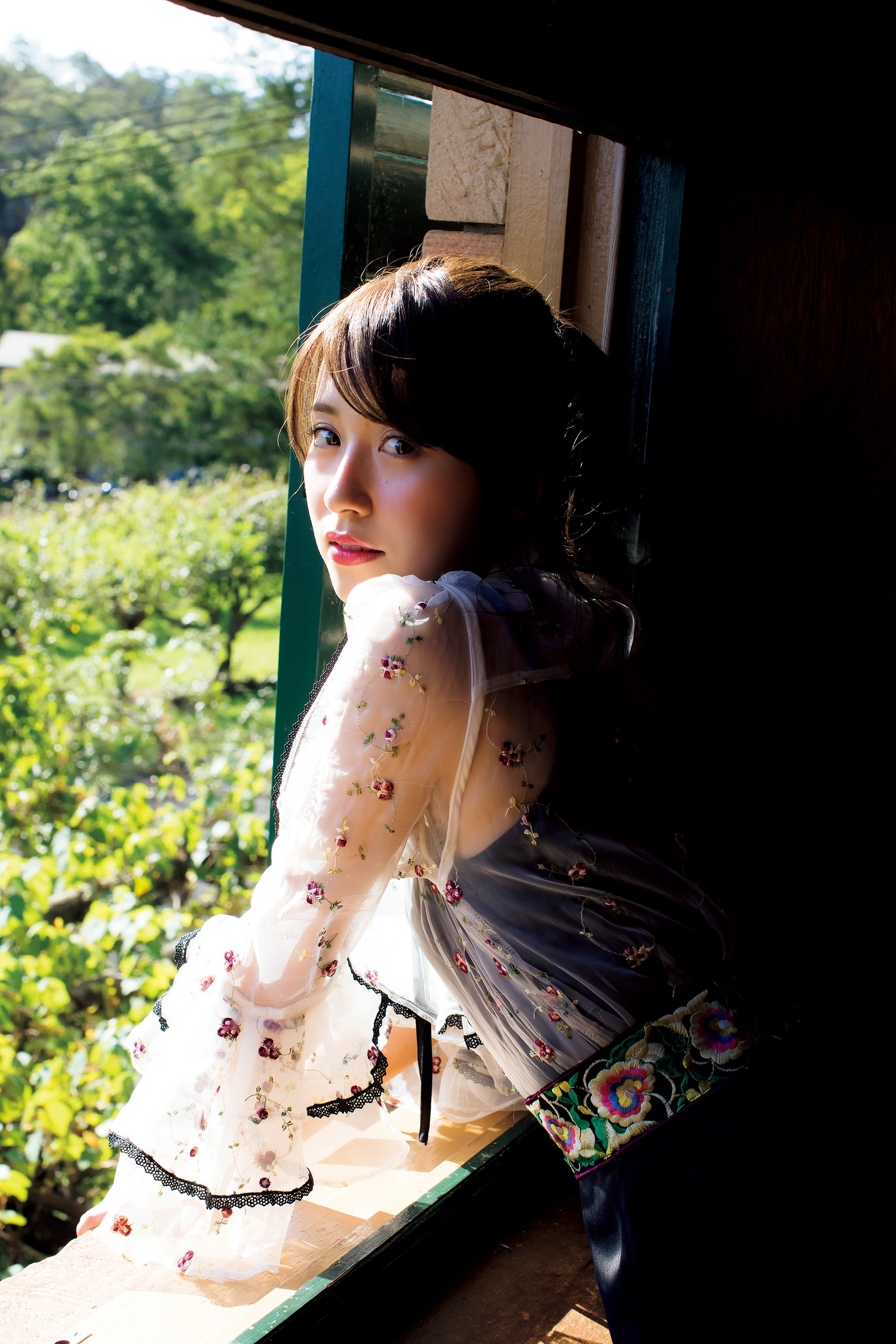 衛藤美彩写真集 話を聞こうか。 | LUCKMAN |本 | 通販 | Amazon