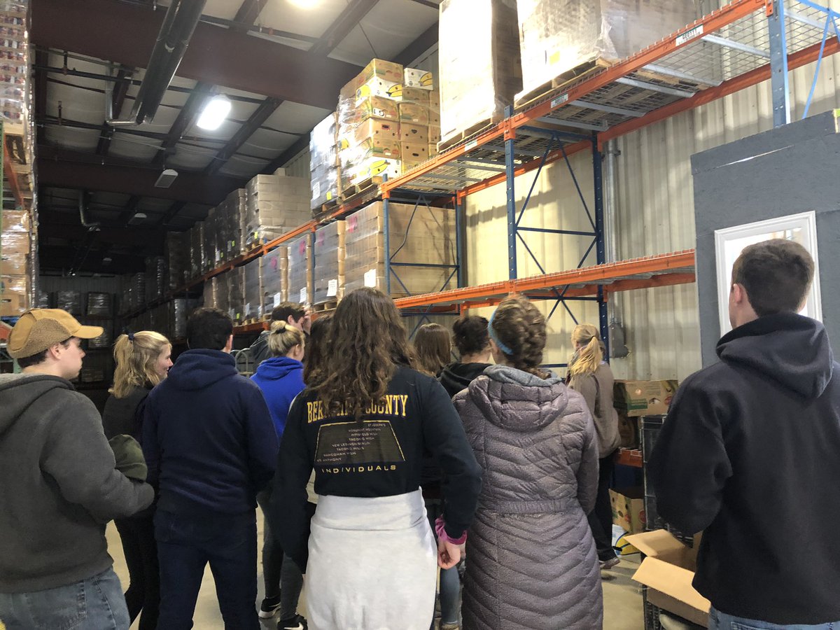 SyAndrews19's tweet photo. NHS members volunteering at the Western Mass Food Bank today. All of the food we sorted today will be distributed to food pantries in 4 counties in Western Mass! #wrhsNHS @wahconahrhs @_DavidDahari_ @DebbieKowalczyk https://t.co/XLPclNdp0v