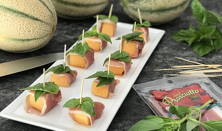 HelloEnvoy's tweet image. Looking for a healthier #GameDay appetizer that will still score points with your team? Try these sweet and salty prosciutto melon bites: ow.ly/P7AL30nstg1 #Recipes #Family #Party #Appetizers