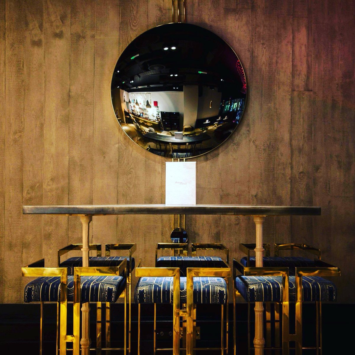 AlbatrossArnold's tweet photo. If you could sit and have a few drinks with five famous people, who would you Invite? 🗣🍸 https://t.co/5AlFicKwJF