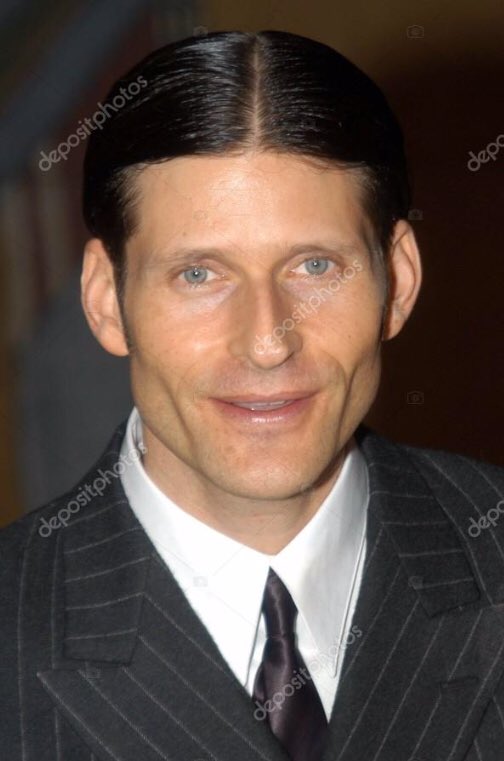 RexhinaZ's tweet photo. Esiste un modo per mettersi la cuffia senza la paura di sembrare Crispin Glover una volta tolta? Ci tengo particolarmente https://t.co/oFR72fPmQJ