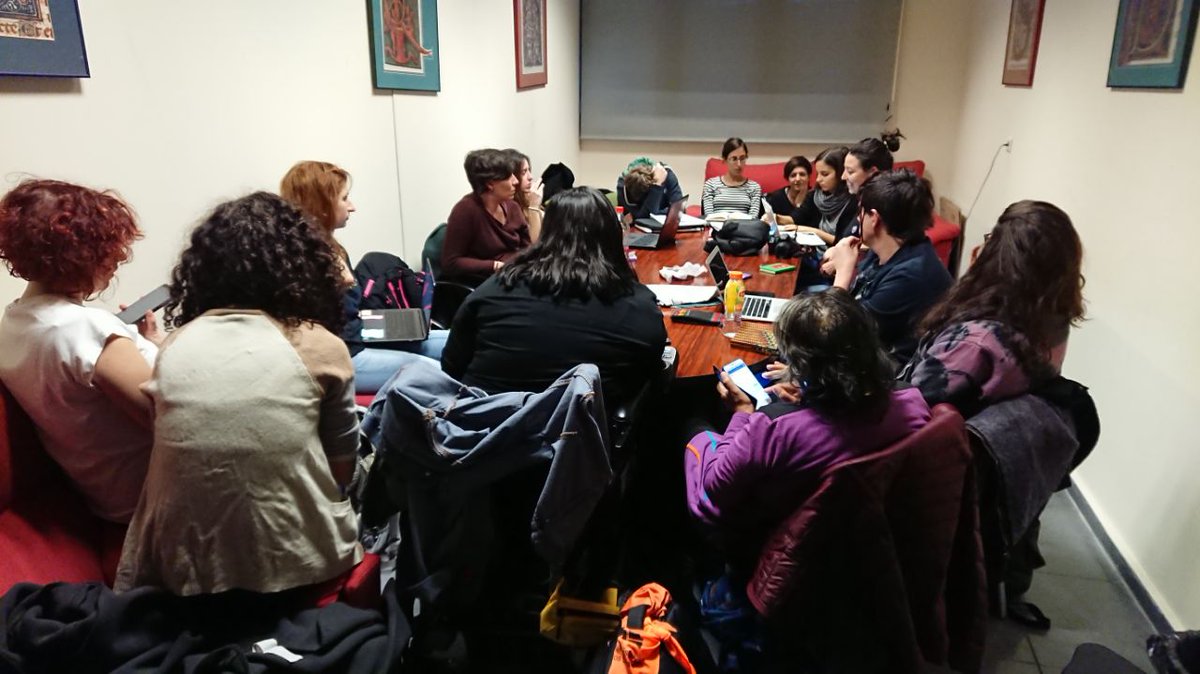 HuelgaFeminista's tweet photo. Este es un #GritoGlobal, así que en nuestra comisión internacional, #HuelgaFeminista se dice en muchos idiomas. En el #VEncuentro8M2019 nos visitan compañeras italianas, turcas, francesas, alemanas... Tejiendo juntas una alternativa que no entiende de fronteras
🌍💜🌎💜🌏 https://t.co/bme7oOfBbl