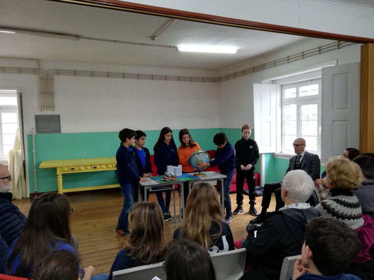 Franner6thclass's tweet image. Day 5: After a lot of hard work we witnessed the final product/presentation of the autonomous learning project based lesson where Portuguese and Irish collaborated to present their work on landscapes in Portugal. So proud of our students @Erasmus1820 @EUErasmusPlus #franner